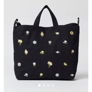 NWT BAGGU Embroidered Horizontal Duck Bag Ditsy Floral Black